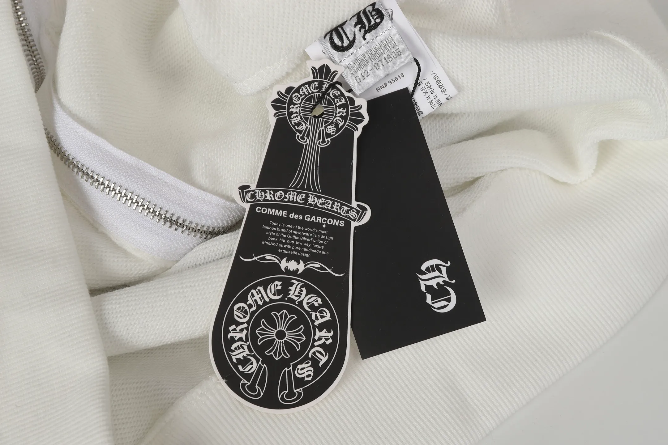 Q7—P230 -Chrome Hearts/Chrome Hearts printed zipper sweatshirt cardigan jacket -420 grams of high-density, high-quality wool, soft, delicate and skin-friendly, soft and silky to the touch, warm and skin-friendly -The hardware zipper accessories are all customized and full of details -Colour: black white -Size: S M L XL